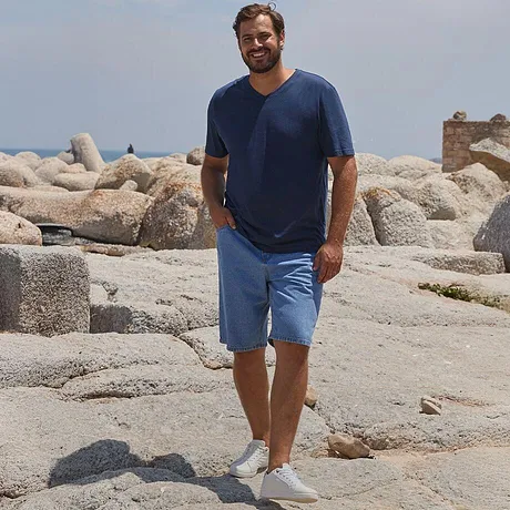 Somrigt mode: avslappnad T-shirt och ljusblå jeansshorts