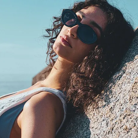 Snygga solglasögon och en somrig baddräkt: det perfekta strandmodet för varma dagar.