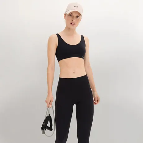 Svart sport-bh och sportleggings samt vit keps.