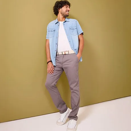 Grå chinos kombinerade med en ljusblå jeansskjorta.