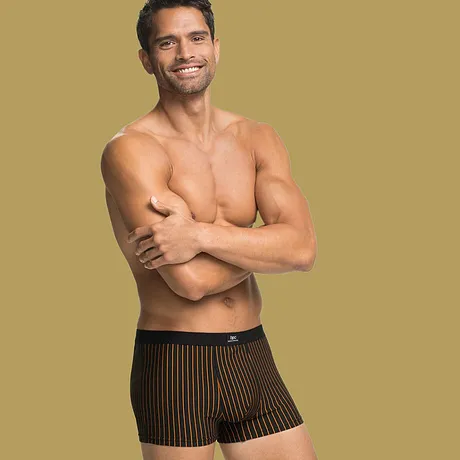 Åtsittande, randiga boxershorts i iögonfallande färger.