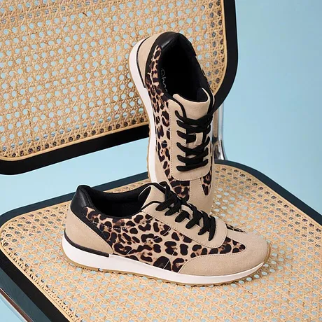 Sportiga sneakers med leopardmönster.