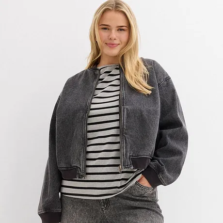 Grå blusjacka i denim, randig topp och jeans för avslappande dagar.