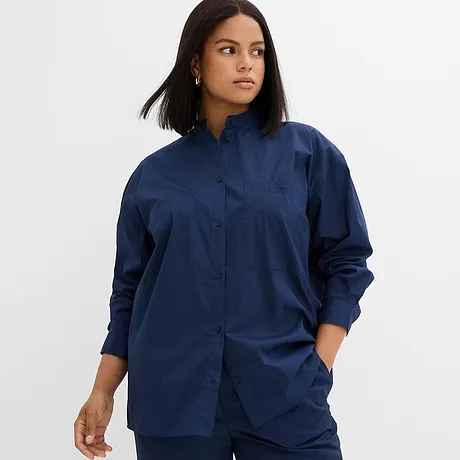 Mörkblå blus med knappslå och krage.