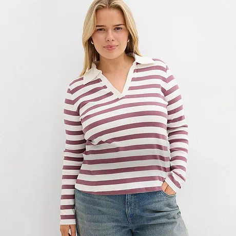 Långärmad tröja i rosa och vitt, kombinerad med ljusa jeans.