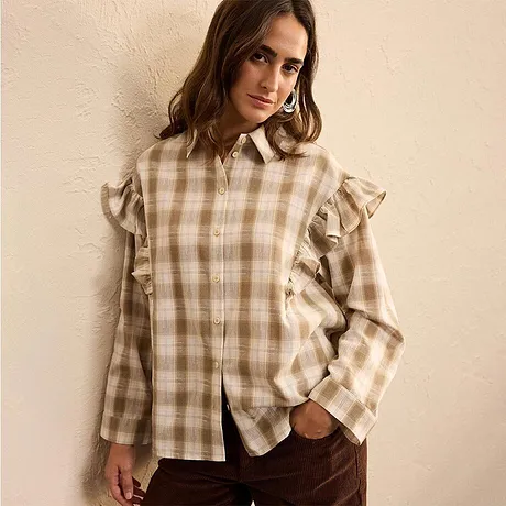 Rutig skjorta med volanger på axlarna, beige och bruna nyanser.