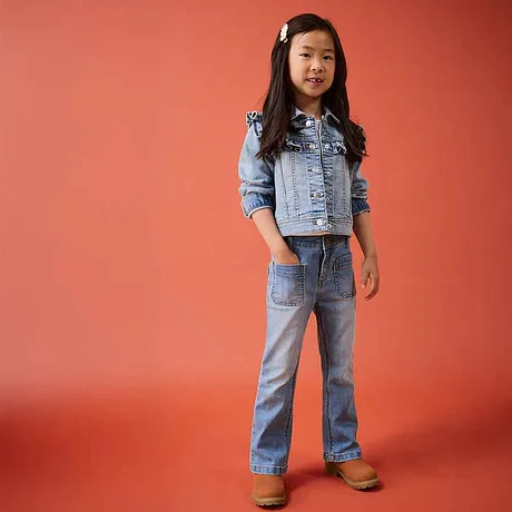 Avslappnad denimlook: Jeansjacka och urtvättade jeans. Bruna skor fulländar outfiten.

