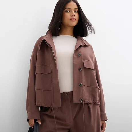 En elegant kombination av en brun oversized kavaj & matchande byxor.

