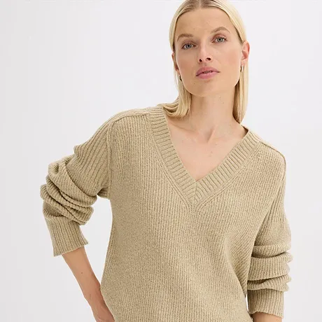 Beige V-ringad stickad tröja.

