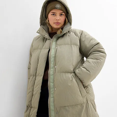 En varm, beige täckjacka med huva.

