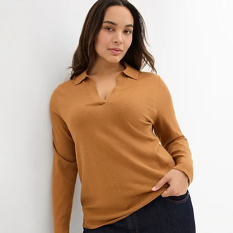 Brun tröja med V-ringning och krage, kombinerat med mörka jeans.


