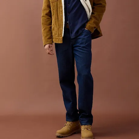 Blå jeans, senapsgul manchesterjacka och robusta beiga stövlar.