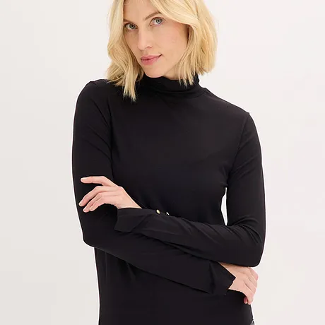 Långärmad svart polotröja.
