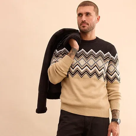 Stickad tröja med mönster i beige och svart

