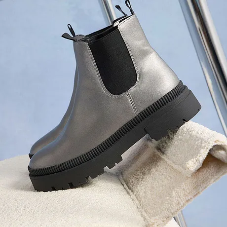 Silverfärgade Chelsea-boots med svart sula.


