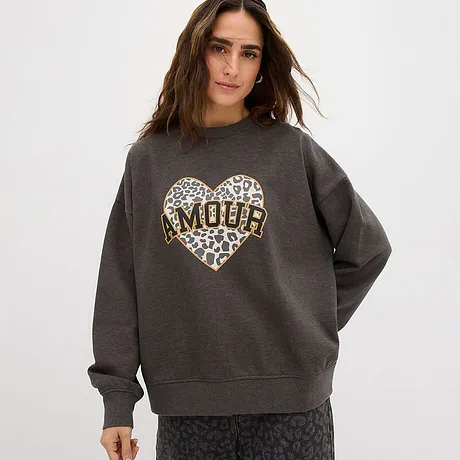 Grå sweatshirt med stort leopardhjärta och "Amour"-text.

