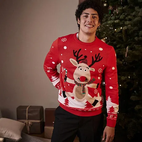 Glad röd jultröja med gulligt renmotiv.

