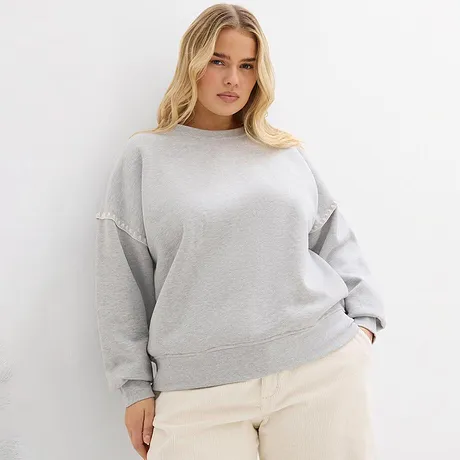 Grå sweatshirt, kombinerat med ljusa byxor.

