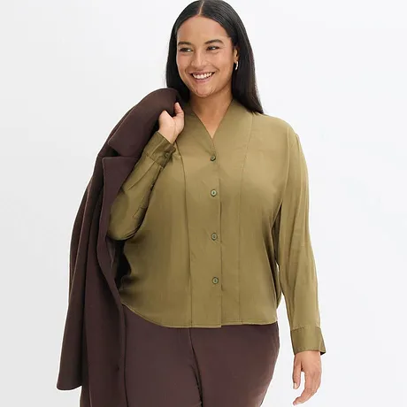 Kombination av olivgrön blus och brun kappa.

