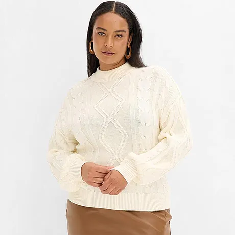 Vit stickad tröja med flätmönster och krage.

