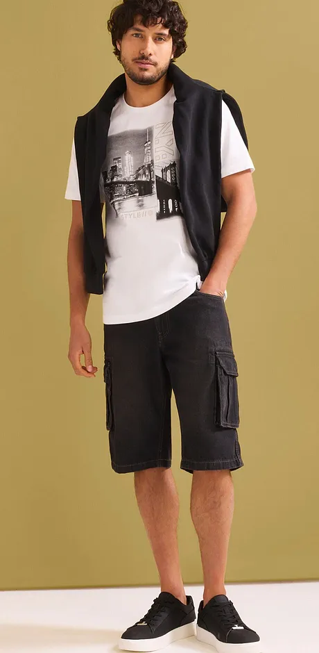 Grafisk T-shirt och cargoshorts för en cool look.