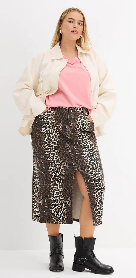 Cremefärgad jacka, rosa topp, leopardmönstrad kjol och svarta stövlar som ger en stilfull look.