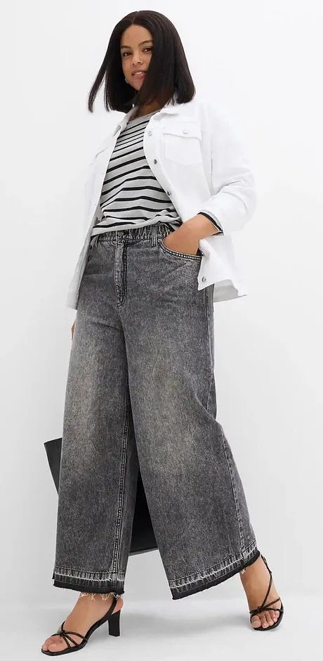 Vida jeans, randigt linne och vit jacka för en ledig och modern look.