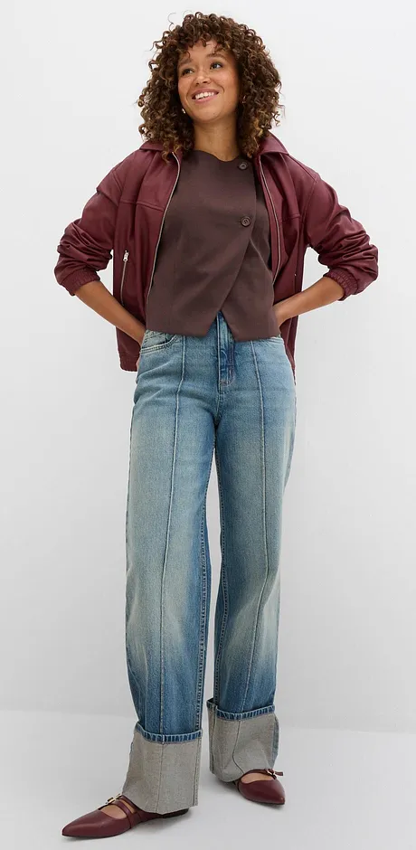 Ledig höstlook med vinröd jacka, grå T-shit och vida jeans med uppvikta ben.