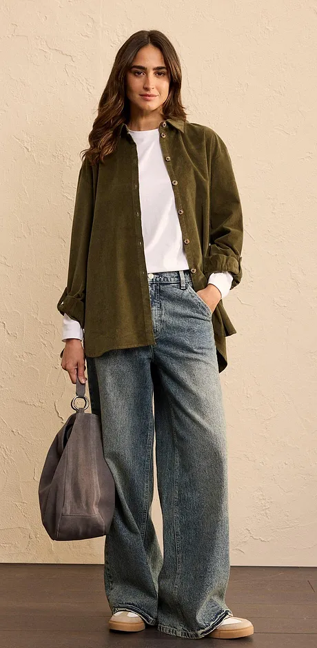 Outfit med olivgrön oversize-skjorta, vit t-shirt och vida jeans.