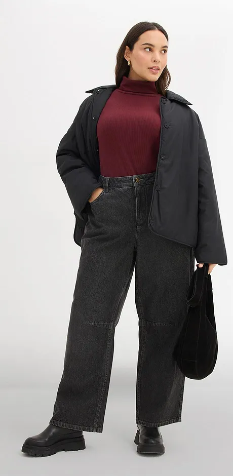 Kombination bestående av vinröd polotröja, svart jacka och svarta jeans.