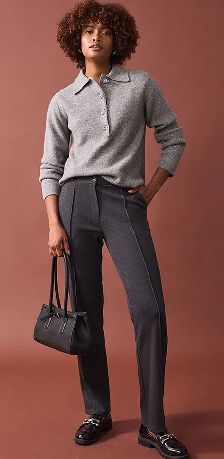 Elegant grå tröja kombinerad med snygga kostymbyxor och svarta loafers.

