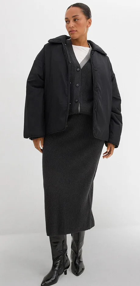 Vadderad jacka, lang kjol och skinnstövlar. Stilren vit topp under.