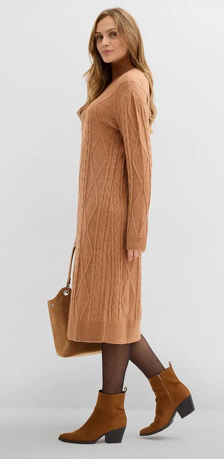Stickad klänning i karamellfärg, kombinerad med bruna stövlar.

