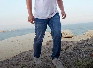 Ljusblå jeans, kompletterade med bekväma vita sneakers.