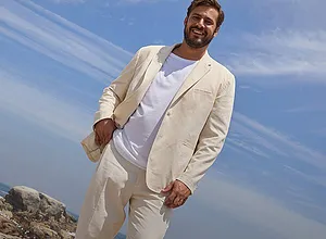 Elegant naturfärgad kostym med vit T-shirt
