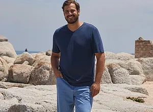 Mörkblå T-shirt kombinerad med jeans.