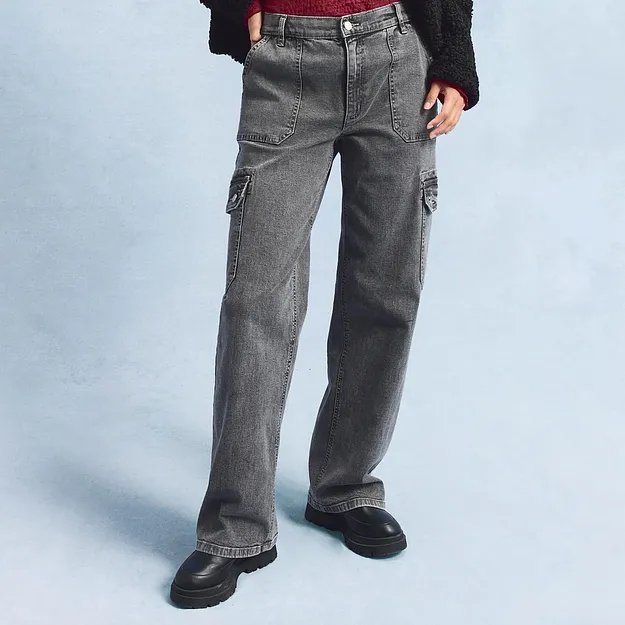 Gråa cargojeans med rymliga sidfickor.

