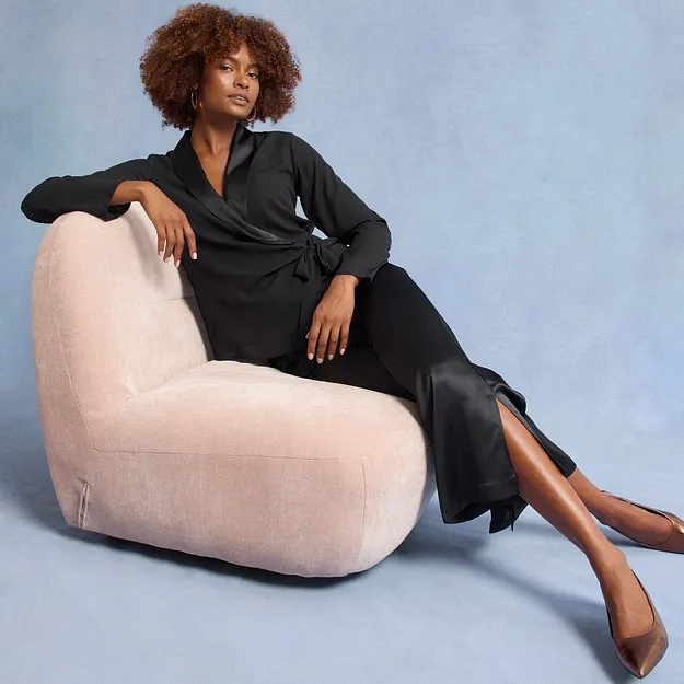 Svart klänning med svarta satinbyxor.

