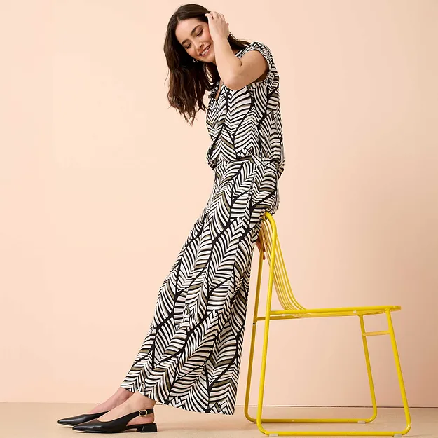 Svartvita m&ouml;nster p&aring; blus och byxor &ndash; en harmonisk overall-look.

