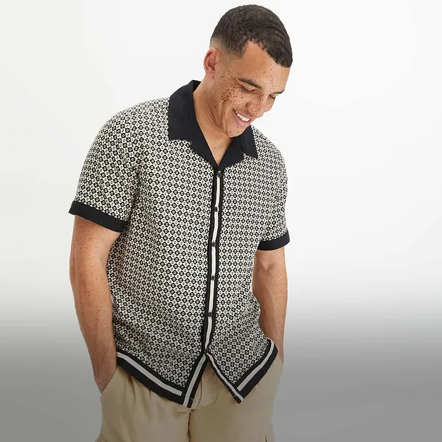 M&ouml;nstrad kort&auml;rmad skjorta med kontrastkrage och -muddar.