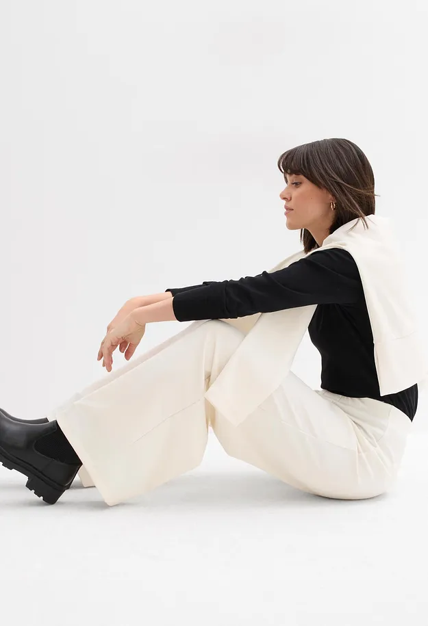 Trendigt - Vid byxa med veck, av sk&ouml;n Punto di Roma - p&auml;rlvit