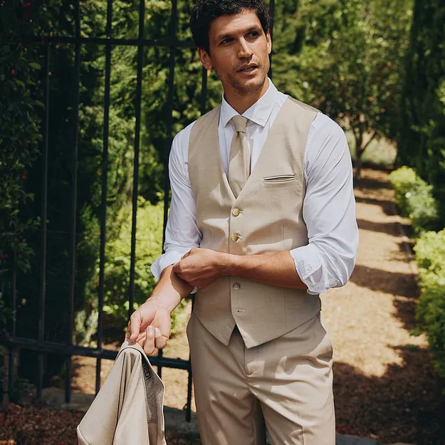 V&auml;st, byxor och kavaj. Till det vit skjorta och slips.

