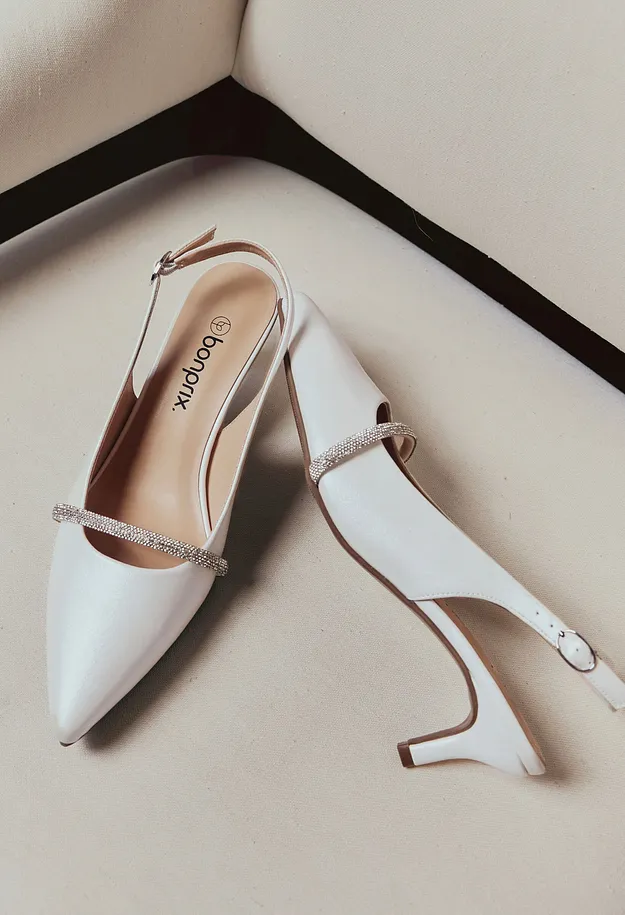 Eleganta vita pumps med smal rem och spetsig t&aring;. Stilfull sko f&ouml;r speciella tillf&auml;llen.

