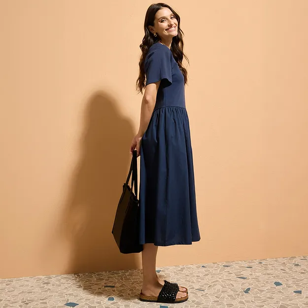 Elegant, m&ouml;rkbl&aring; sommarkl&auml;nning med korta &auml;rmar.