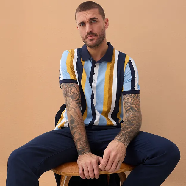 Randig pik&eacute;tr&ouml;ja med m&ouml;rkbl&aring; krage kombinerad med ett par m&ouml;rkbl&aring; byxor