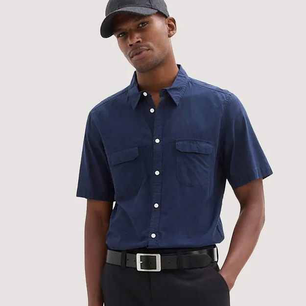 Bl&aring; kort&auml;rmad skjorta i ren bomull med br&ouml;stfickor.

