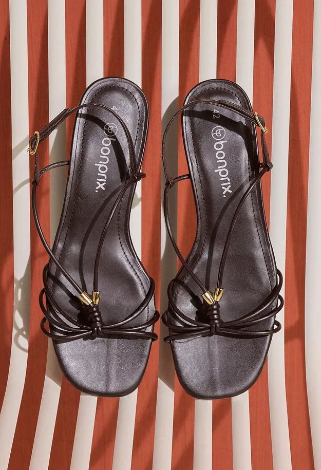 Trendigt - Sandal med metallic-detaljer - m&ouml;rkbrun