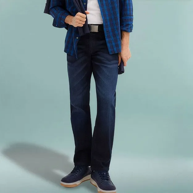 Rutig skjorta, m&ouml;rka jeans och matchande skor i marinbl&aring;tt.

