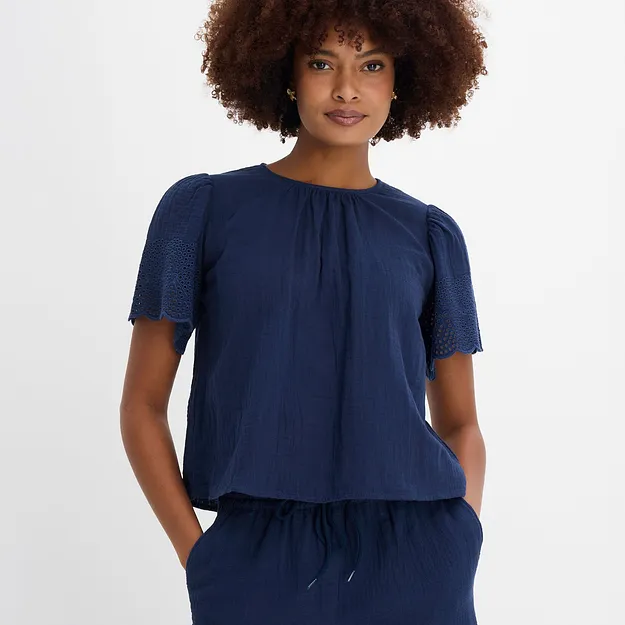 Elegant m&ouml;rkbl&aring; blus med korta &auml;rmar och klassisk rund halsringning f&ouml;r stilfulla looks.

