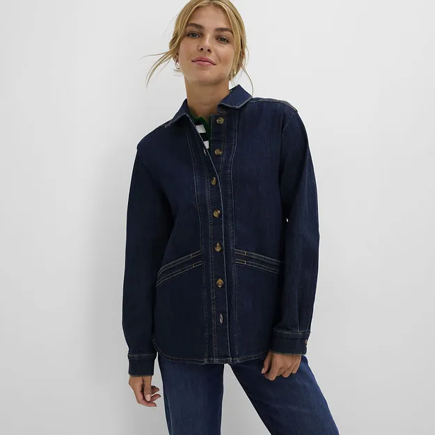 Ledig jeansjacka med markanta s&ouml;mmar, till det en randig pik&eacute;tr&ouml;ja och jeans.